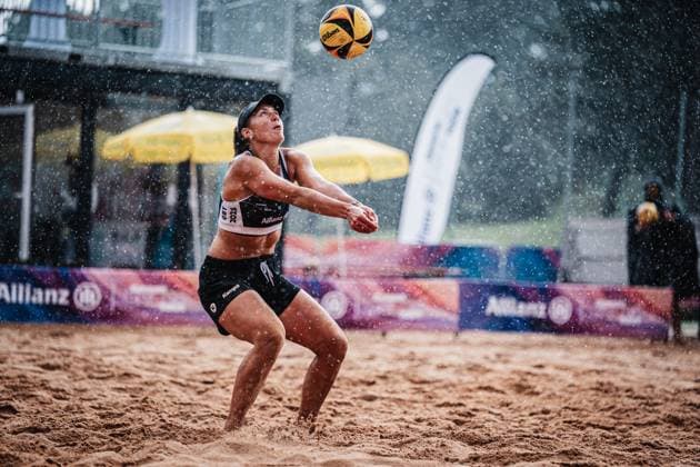 Beach Volleyball Women Allianz German Beach Tour 2025 Tourstop Munich 11 07 2025 Leonie Klinke takes the ball in the rain Munich Central University Sports Munich Bavaria Germany