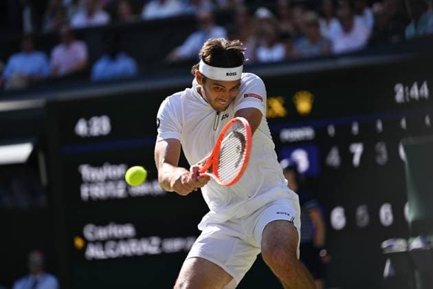 (250712) -- LONDON, July 12, 2025 -- Taylor Fritz hits a return during the men s singles semifinal match between Carlos Alcaraz of Spain and Taylor Fritz of the United States at the Wimbledon Tennis Championships in London, Britain, July 11, 2025. ) (SP)BRITAIN-LONDON-TENNIS-WIMBLEDON-MEN S SINGLES ZhaoxDingzhe 