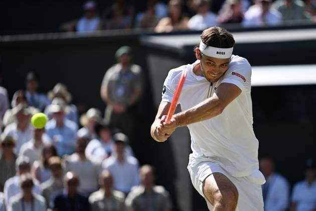 (250712) -- LONDON, July 12, 2025 -- Taylor Fritz hits a return during the men s singles semifinal match between Carlos Alcaraz of Spain and Taylor Fritz of the United States at the Wimbledon Tennis Championships in London, Britain, July 11, 2025. ) (SP)BRITAIN-LONDON-TENNIS-WIMBLEDON-MEN S SINGLES ZhaoxDingzhe 