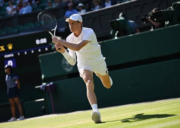 (250712) -- LONDON, July 12, 2025 -- Jannik Sinner competes during the men s singles semifinal match between Jannik Sinner of Italy and Novak Djokovic of Serbia at the Wimbledon Tennis Championships in London, Britain, July 11, 2025. ) (SP)BRITAIN-LONDON-TENNIS-WIMBLEDON-MEN S SINGLES ZhaoxDingzhe 
