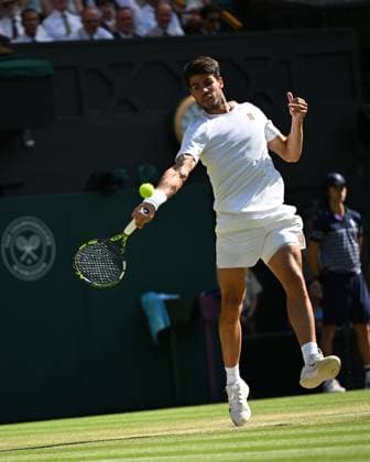 (250712) -- LONDON, July 12, 2025 -- Carlos Alcaraz hits a return during the men s singles semifinal match between Carlos Alcaraz of Spain and Taylor Fritz of the United States at the Wimbledon Tennis Championships in London, Britain, July 11, 2025. ) (SP)BRITAIN-LONDON-TENNIS-WIMBLEDON-MEN S SINGLES ZhaoxDingzhe 
