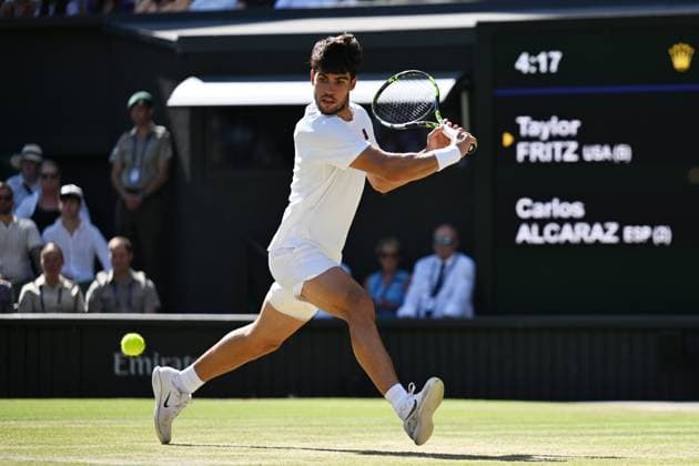 (250712) -- LONDON, July 12, 2025 -- Carlos Alcaraz hits a return during the men s singles semifinal match between Carlos Alcaraz of Spain and Taylor Fritz of the United States at the Wimbledon Tennis Championships in London, Britain, July 11, 2025. ) (SP)BRITAIN-LONDON-TENNIS-WIMBLEDON-MEN S SINGLES ZhaoxDingzhe 
