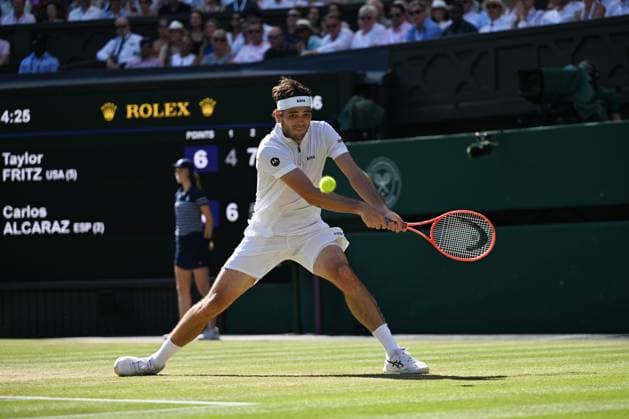 (250712) -- LONDON, July 12, 2025 -- Taylor Fritz hits a return during the men s singles semifinal match between Carlos Alcaraz of Spain and Taylor Fritz of the United States at the Wimbledon Tennis Championships in London, Britain, July 11, 2025. ) (SP)BRITAIN-LONDON-TENNIS-WIMBLEDON-MEN S SINGLES ZhaoxDingzhe 