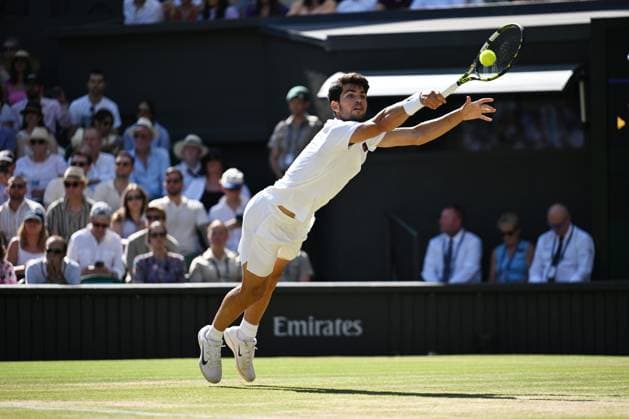 (250712) -- LONDON, July 12, 2025 -- Carlos Alcaraz hits a return during the men s singles semifinal match between Carlos Alcaraz of Spain and Taylor Fritz of the United States at the Wimbledon Tennis Championships in London, Britain, July 11, 2025. ) (SP)BRITAIN-LONDON-TENNIS-WIMBLEDON-MEN S SINGLES ZhaoxDingzhe 