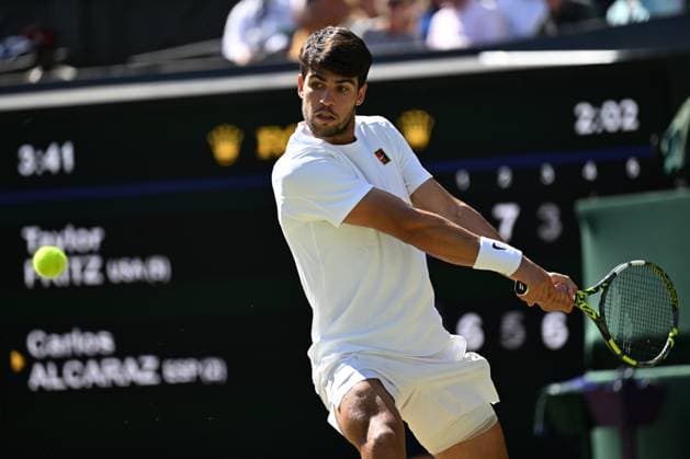 (250712) -- LONDON, July 12, 2025 -- Carlos Alcaraz hits a return during the men s singles semifinal match between Carlos Alcaraz of Spain and Taylor Fritz of the United States at the Wimbledon Tennis Championships in London, Britain, July 11, 2025. ) (SP)BRITAIN-LONDON-TENNIS-WIMBLEDON-MEN S SINGLES ZhaoxDingzhe 
