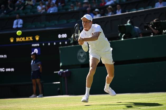 (250712) -- LONDON, July 12, 2025 -- Jannik Sinner hits a return during the men s singles semifinal match between Jannik Sinner of Italy and Novak Djokovic of Serbia at the Wimbledon Tennis Championships in London, Britain, July 11, 2025. ) (SP)BRITAIN-LONDON-TENNIS-WIMBLEDON-MEN S SINGLES ZhaoxDingzhe 