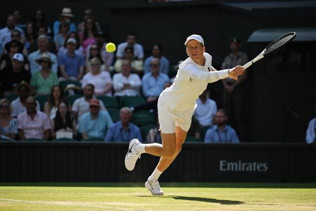 (250712) -- LONDON, July 12, 2025 -- Jannik Sinner hits a return during the men s singles semifinal match between Jannik Sinner of Italy and Novak Djokovic of Serbia at the Wimbledon Tennis Championships in London, Britain, July 11, 2025. ) (SP)BRITAIN-LONDON-TENNIS-WIMBLEDON-MEN S SINGLES ZhaoxDingzhe 