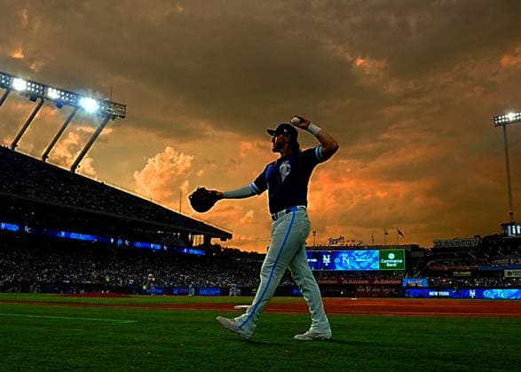 July 11, 2025: Kansas City Royals first base Vinnie Pasquantino (9) warms up after a rain delay against the Mets at Kauffman Stadium Kansas City, Missouri. CSM. Kansas City United States - ZUMAc04_ 20250711_zma_c04_068 Copyright: xJonxRobichaudx