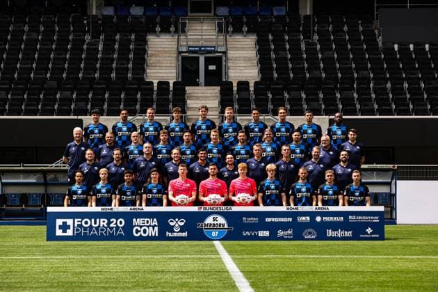 SC Paderborn 2 Fußball Bundesliga Porträttermin 2 BL 2025 2026 official photo session team photo SC Paderborn in the Home Deluxe Arena in Paderborn Top row f l Marco Wörner, Adriano Grimaldi, Filip Bilbija, Kevin Krumme, Calvin Brackelmann, Tjark Scheller, Santiago Castaneda, Luis Engels, Koen Kostons, David Kinsombi, second row team doctor Dr Hans Walter Hemmen, team doctor Dr Lutz Mahlke, Sven Michel, Ruben Müller, Joel Vega Zambrano, Laurin Curda, Marcel Hoffmeier, Felix Götze, Raphael Obermair, coach Michael Heppner, team manager licensed team Pascal Pundmann, Third row Physiotherapist Jakob Haunerland, Head of Medical Department Jörg Liebeck, Physiotherapist Torben Glenny, Rehab Coach Andreas Herbstreit, Athletics Coach Ruben Solis, Video and Match Analyst Julian Metzger, Goalkeeper Coach Nico Burchert, Co Coach Uwe Hünemeier, Co coach Pit Reimers, Head coach Ralf Kettemann, Bottom row Mika Baur, Anton Bäuerle, Lucas Copado, Bennit Bröger, Goalkeeper Markus Schubert, Goalkeeper Dennis Seimen, Goalkeeper Florian Pruhs, Mattes Hansen, Sebastian Klaas, Luca Herrmann, Nick Bätzner Germany, Football, Maenner, GER, 11 07 2025 Christian Schroedter