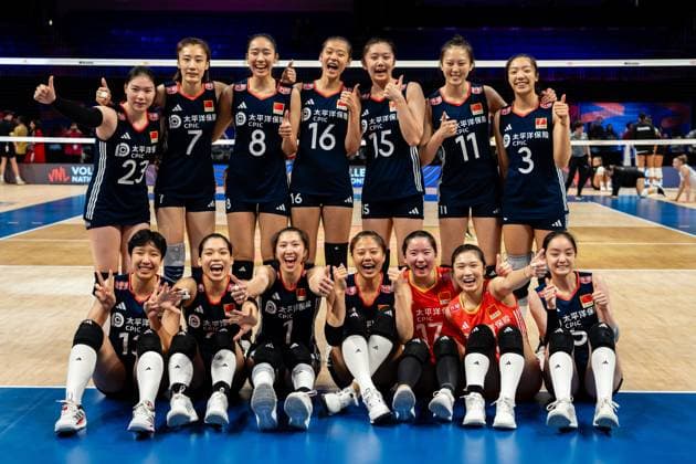 (250712) -- ARLINGTON, July 12, 2025 -- Players of China pose for photos after the match between Canada and China at the Women s Volleyball Nations League (VNL) 2025 in Arlington, the United States, July 11, 2025. (Photo by Xinhua) (SP)U.S.-ARLINGTON-VOLLEYBALL-NATIONS LEAGUE-WOMEN ChenxChen 