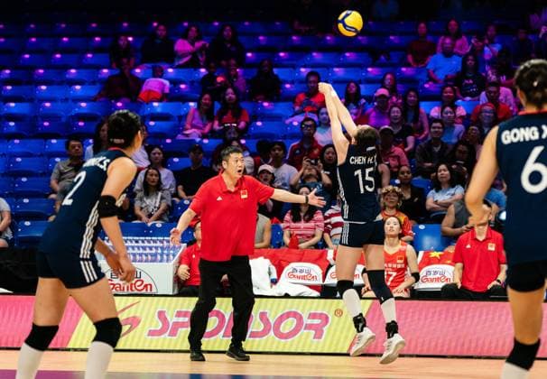 (250712) -- ARLINGTON, July 12, 2025 -- Zhao Yong (2nd L), head coach of China reacts during the match between Canada and China at the Women s Volleyball Nations League (VNL) 2025 in Arlington, the United States, July 11, 2025. (Photo by Xinhua) (SP)U.S.-ARLINGTON-VOLLEYBALL-NATIONS LEAGUE-WOMEN ChenxChen 
