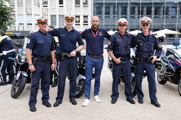 CYCLING - Tour of Austria 2025 INNSBRUCK,AUSTRIA,12.JUL.25 - CYCLING - Tour of Austria, stage 3, Innsbruck - Kuehtai. Image shows police and a official of Tour of Austria.  GEPAxpictures xMichaelxKristen