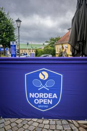 250712 The logo of Nordea Open ahead of of Nordea Open on July 12, 2025 in Bastad Photo Mathilda Schuler BILDBYRAN kod MA MA0844 tennis wta 125 nordea open dubbelfinal dam bbeng genre logo  Copyright: MATHILDAxSCHULER BB250712MA005