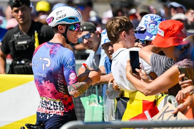 Tour de France 2025 Stage 8 LAVAL ESPACE MAYENNE, FRANCE - JULY 12 : Stewart Jake (GBR) of Israel - Premier Tech with fans before the start of the race during stage 8 of the 112th edition of Tour de France an UCI World Tour 2.UWT cycling road race stage for Men Elite of 174 km with start in Saint-Meen-le-Grand and finish in Laval Espace Mayenne on July 12, 2025 in Laval Espace Mayenne, France, 12 07 2025 ( Motordriver Kenny Verfaillie - Laval Espace Mayenne France  Copyright: xJanxDexMeuleneirx