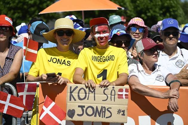 Tour de France 2025 Stage 8 LAVAL ESPACE MAYENNE, FRANCE - JULY 12 : Illustration picture of fans of Vingegaard Jonas (DEN) of Team Visma - Lease a Bike during stage 8 of the 112th edition of Tour de France an UCI World Tour 2.UWT cycling road race stage for Men Elite of 174 km with start in Saint-Meen-le-Grand and finish in Laval Espace Mayenne on July 12, 2025 in Laval Espace Mayenne, France, 12 07 2025 ( Motordriver Kenny Verfaillie - Laval Espace Mayenne France  Copyright: xJanxDexMeuleneirx