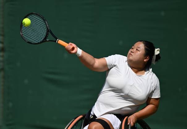 (250712) -- LONDON, July 12, 2025 -- Wang Ziying hits a return during the women s wheelchair singles final between Wang Ziying of China and Kamiji Yui of Japan at the Wimbledon Tennis Championships in London, Britain, July 12, 2025. ) (SP)BRITAIN-LONDON-WHEELCHAIR TENNIS-WIMBLEDON-WOMEN S SINGLES-FINAL LixYing 