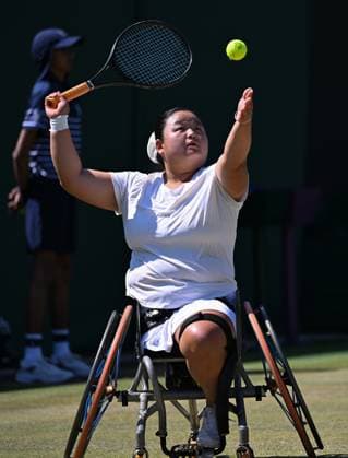 (250712) -- LONDON, July 12, 2025 -- Wang Ziying serves during the women s wheelchair singles final between Wang Ziying of China and Kamiji Yui of Japan at the Wimbledon Tennis Championships in London, Britain, July 12, 2025. ) (SP)BRITAIN-LONDON-WHEELCHAIR TENNIS-WIMBLEDON-WOMEN S SINGLES-FINAL LixYing 