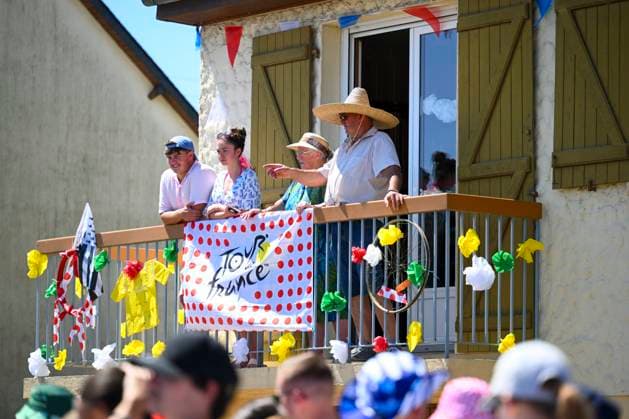 Tour de France 2025 Stage 8 LAVAL ESPACE MAYENNE, FRANCE - JULY 12 : Illustration picture of fans during stage 8 of the 112th edition of Tour de France an UCI World Tour 2.UWT cycling road race stage for Men Elite of 174 km with start in Saint-Meen-le-Grand and finish in Laval Espace Mayenne on July 12, 2025 in Laval Espace Mayenne, France, 12 07 2025 ( Motordriver Kenny Verfaillie - Laval Espace Mayenne France  Copyright: xVincentxKalutx