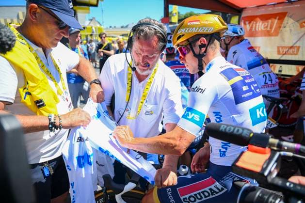 Tour de France 2025 Stage 8 LAVAL ESPACE MAYENNE, FRANCE - JULY 12 : Evenepoel Remco (BEL) of Soudal - Quick Step signing a shirt before the start of the race during stage 8 of the 112th edition of Tour de France an UCI World Tour 2.UWT cycling road race stage for Men Elite of 174 km with start in Saint-Meen-le-Grand and finish in Laval Espace Mayenne on July 12, 2025 in Laval Espace Mayenne, France, 12 07 2025 ( Motordriver Kenny Verfaillie - Laval Espace Mayenne France  Copyright: xVincentxKalutx
