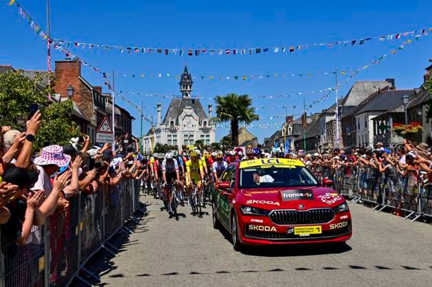 Tour de France 2025 Stage 8 LAVAL ESPACE MAYENNE, FRANCE - JULY 12 : Illustration picture of the start of the race during stage 8 of the 112th edition of Tour de France an UCI World Tour 2.UWT cycling road race stage for Men Elite of 174 km with start in Saint-Meen-le-Grand and finish in Laval Espace Mayenne on July 12, 2025 in Laval Espace Mayenne, France, 12 07 2025 ( Motordriver Kenny Verfaillie - Laval Espace Mayenne France  Copyright: xPetexGodingx