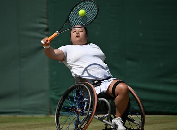 (250712) -- LONDON, July 12, 2025 -- Wang Ziying hits a return during the women s wheelchair singles final between Wang Ziying of China and Kamiji Yui of Japan at the Wimbledon Tennis Championships in London, Britain, July 12, 2025. ) (SP)BRITAIN-LONDON-WHEELCHAIR TENNIS-WIMBLEDON-WOMEN S SINGLES-FINAL LixYing 