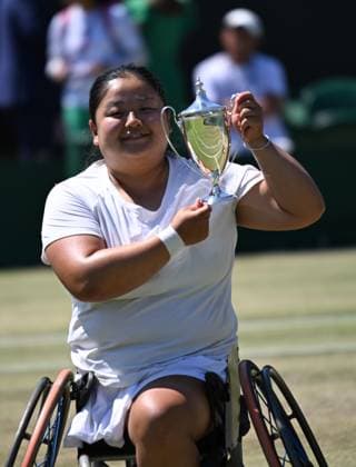 (250712) -- LONDON, July 12, 2025 -- Wang Ziying poses with the trophy during the awarding ceremony after the women s wheelchair singles final between Wang Ziying of China and Kamiji Yui of Japan at the Wimbledon Tennis Championships in London, Britain, July 12, 2025. ) (SP)BRITAIN-LONDON-WHEELCHAIR TENNIS-WIMBLEDON-WOMEN S SINGLES-FINAL LixYing 