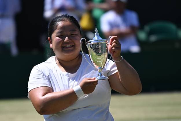 (250712) -- LONDON, July 12, 2025 -- Wang Ziying poses with the trophy during the awarding ceremony after the women s wheelchair singles final between Wang Ziying of China and Kamiji Yui of Japan at the Wimbledon Tennis Championships in London, Britain, July 12, 2025. ) (SP)BRITAIN-LONDON-WHEELCHAIR TENNIS-WIMBLEDON-WOMEN S SINGLES-FINAL LixYing 