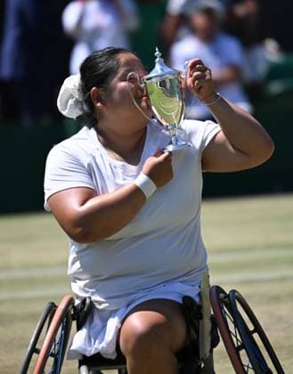 (250712) -- LONDON, July 12, 2025 -- Wang Ziying kisses the trophy during the awarding ceremony after the women s wheelchair singles final between Wang Ziying of China and Kamiji Yui of Japan at the Wimbledon Tennis Championships in London, Britain, July 12, 2025. ) (SP)BRITAIN-LONDON-WHEELCHAIR TENNIS-WIMBLEDON-WOMEN S SINGLES-FINAL LixYing 