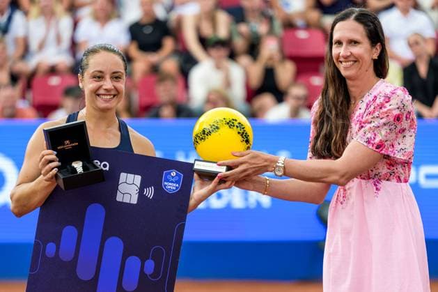 250712 Elisabetta Cocciaretto of Italy and Tournament Director Sofia Arivdsson after the singel final of Nordea Open on July 12, 2025 in Bastad Photo Mathilda Schuler BILDBYRAN kod MA MA0844 tennis wta 125 nordea open singelfinal dam bbeng  Copyright: MATHILDAxSCHULER BB250712MA075