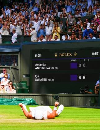 Iga Swiatek celebrates after victory in the Ladies Singles Final Wimbledon Tennis Championships, Day 13, The All England Lawn Tennis and Croquet Club, London, UK - 12 Jul 2025London The All England Lawn Tennis and United Kingdom  Copyright: xJavierxGarcia Shutterstockx 15392293bu