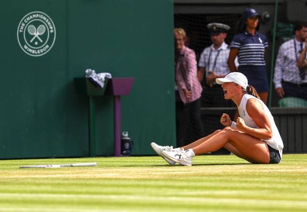 Iga Swiatek celebrates after victory in the Ladies Singles Final Wimbledon Tennis Championships, Day 13, The All England Lawn Tennis and Croquet Club, London, UK - 12 Jul 2025London The All England Lawn Tennis and United Kingdom  Copyright: xEllaxLing Shutterstockx 15392295t
