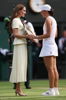 Catherine Princess of Wales presents the Venus Rosewater Dish to Iga Swiatek after her victory in the Ladies Singles Final Wimbledon Tennis Championships, Day 13, The All England Lawn Tennis and Croquet Club, London, UK - 12 Jul 2025London The All England Lawn Tennis and United Kingdom  Copyright: xEllaxLing Shutterstockx 15392295al