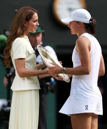 Catherine Princess of Wales presents the Venus Rosewater Dish to Iga Swiatek after her victory in the Ladies Singles Final Wimbledon Tennis Championships, Day 13, The All England Lawn Tennis and Croquet Club, London, UK - 12 Jul 2025London The All England Lawn Tennis and United Kingdom  Copyright: xEllaxLing Shutterstockx 15392295an