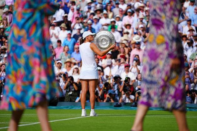 Iga Swiatek celebrates with the Venus Rosewater Dish after victory in the Ladies Singles Final Wimbledon Tennis Championships, Day 13, The All England Lawn Tennis and Croquet Club, London, UK - 12 Jul 2025London The All England Lawn Tennis and United Kingdom  Copyright: xJavierxGarcia Shutterstockx 15392293cw