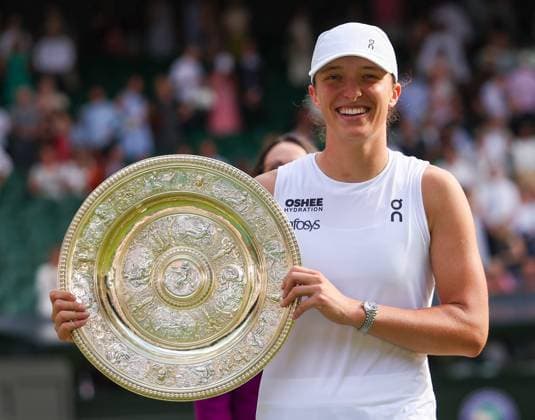 Iga Swiatek celebrates with the Venus Rosewater Dish after victory in the Ladies Singles Final Wimbledon Tennis Championships, Day 13, The All England Lawn Tennis and Croquet Club, London, UK - 12 Jul 2025London The All England Lawn Tennis and United Kingdom  Copyright: xEllaxLing Shutterstockx 15392295az