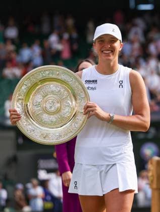 Iga Swiatek celebrates with the Venus Rosewater Dish after victory in the Ladies Singles Final Wimbledon Tennis Championships, Day 13, The All England Lawn Tennis and Croquet Club, London, UK - 12 Jul 2025London The All England Lawn Tennis and United Kingdom  Copyright: xEllaxLing Shutterstockx 15392295ba