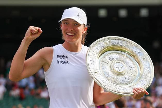 Iga Swiatek celebrates with the Venus Rosewater Dish after victory in the Ladies Singles Final Wimbledon Tennis Championships, Day 13, The All England Lawn Tennis and Croquet Club, London, UK - 12 Jul 2025London The All England Lawn Tennis and United Kingdom  Copyright: xEllaxLing Shutterstockx 15392295bb