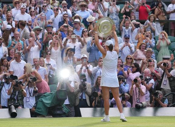 Iga Swiatek of Poland celebrates with the Venus Rosewater Dish after winning the Ladies Singles Final on day thirteen of The Championships Wimbledon 2025 at All England Lawn Tennis and Croquet Club on July 12, 2025 in London, England.  Copyright: xHiroshixSatox