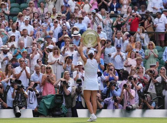 Iga Swiatek of Poland celebrates with the Venus Rosewater Dish after winning the Ladies Singles Final on day thirteen of The Championships Wimbledon 2025 at All England Lawn Tennis and Croquet Club on July 12, 2025 in London, England.  Copyright: xHiroshixSatox