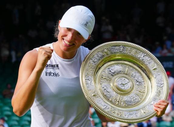 Iga Swiatek celebrates with the Venus Rosewater Dish after victory in the Ladies Singles Final Wimbledon Tennis Championships, Day 13, The All England Lawn Tennis and Croquet Club, London, UK - 12 Jul 2025London The All England Lawn Tennis and United Kingdom  Copyright: xJavierxGarcia Shutterstockx 15392293dc