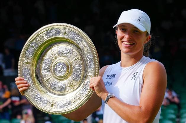 Iga Swiatek celebrates with the Venus Rosewater Dish after victory in the Ladies Singles Final Wimbledon Tennis Championships, Day 13, The All England Lawn Tennis and Croquet Club, London, UK - 12 Jul 2025London The All England Lawn Tennis and United Kingdom  Copyright: xJavierxGarcia Shutterstockx 15392293dd