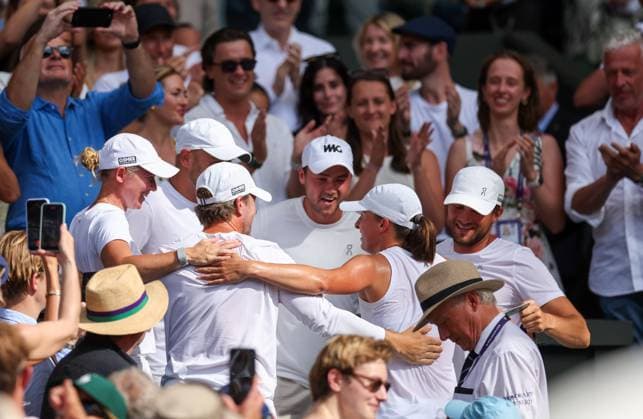 Iga Swiatek celebrates with her team after victory in the Ladies Singles Final Wimbledon Tennis Championships, Day 13, The All England Lawn Tennis and Croquet Club, London, UK - 12 Jul 2025London The All England Lawn Tennis and United Kingdom  Copyright: xEllaxLing Shutterstockx 15392295bf