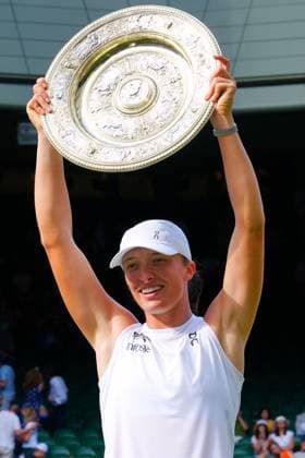 Iga Swiatek celebrates with the Venus Rosewater Dish after victory in the Ladies Singles Final Wimbledon Tennis Championships, Day 13, The All England Lawn Tennis and Croquet Club, London, UK - 12 Jul 2025London The All England Lawn Tennis and United Kingdom  Copyright: xJavierxGarcia Shutterstockx 15392293dg