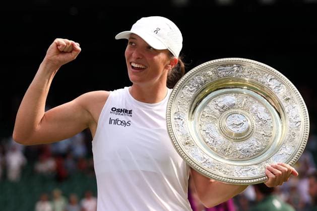 Iga Swiatek celebrates with the Venus Rosewater Dish after victory in the Ladies Singles Final Wimbledon Tennis Championships, Day 13, The All England Lawn Tennis and Croquet Club, London, UK - 12 Jul 2025London The All England Lawn Tennis and United Kingdom  Copyright: xEllaxLing Shutterstockx 15392295bi