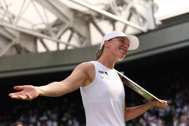 Iga Swiatek celebrates with the Venus Rosewater Dish after victory in the Ladies Singles Final Wimbledon Tennis Championships, Day 13, The All England Lawn Tennis and Croquet Club, London, UK - 12 Jul 2025London The All England Lawn Tennis and United Kingdom  Copyright: xEllaxLing Shutterstockx 15392295bj