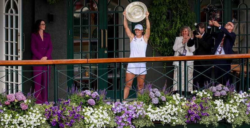 Wimbledon 2025 Iga Swiatek celebrates winning Wimbledon 2025 tennis tournament in London England on 11 July 2025. London England  Copyright: xFotoxOlimpikx originalFilename:jastrzebowski-wimbledo250711_npmEK.jpg
