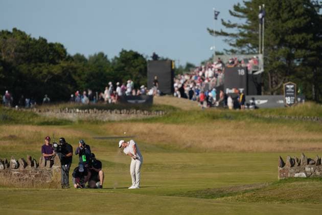Rory McIlroy (NIR) playshis approach shot to the 18th green during the 3rd Round of the Genesis Scottish Open Golf Championship. Genesis Scottish Open, Day 3, Golf, Renaissance Club, North Berwick, Scotland, UK - 12 Jul 2025North Berwick Scotland United Kingdom EDITORIAL USE ONLY No use with unauthorised audio, video, data, fixture lists, club league logos or live services. Online in-match use limited to 120 images, no video emulation. No use in betting, games or single club league player publications. Copyright: xStuartxWallace Shutterstockx 15393029gd