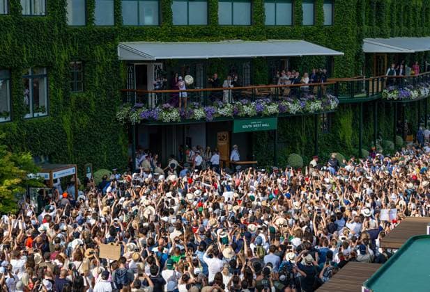 Tennis - Wimbledon Championship 2025 - Day 13 LONDON, ENGLAND - Saturday, July 12, 2025: 2025 Champion Iga Swiatek (POL) celebrates on the balcony in front of spectators with the Venus Rosewater Dish after the Ladies Singles Final on Day Thirteen of The Championships Wimbledon 2025 at the All England Lawn Tennis and Croquet Club. Iga Swiatek won 6-0, 6-0. (Photo by Kirsten Holst Propaganda) LONDON All England Lawn Tennis and Croquet Club GREATER LONDON ENGLAND  Copyright: xKirstenxHolstx 2025-07-12-064-Wimbledon_2025_Day_13