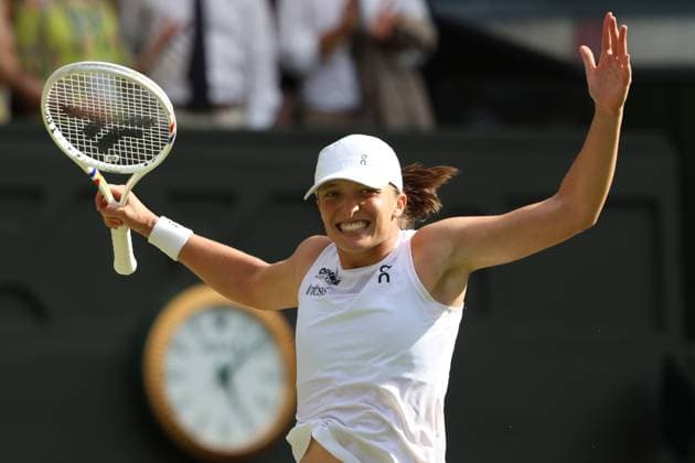 TENIS WIMBLEDON 2025 LONDYN 12072025 N Z IGA SWIATEK SWIETUJE ZWYCIESTWO W FINALE MARCIN CHOLEWINSKI NEWSPIX.PL TENNIS WIMBLEDON 2025 LONDON 12072025 IGA SWIATEK CELEBRATES WINNING OF FINAL NEWSPIX.PL --- newspix.pl 