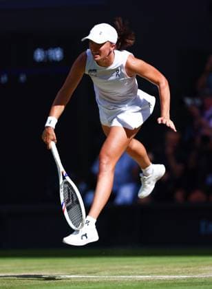Wimbledon Championships 2025 AELTC, Day Thirteen, London, UK - 12 07 2025 Iga Swiatek (POL) in action during the Ladies Final against Amanda Anisimova (USA) in the 2025 Wimbledon Championships London Wimbledon London GBR, UK NEWSPAPERS OUT Copyright: xMarkxGreenwoodx